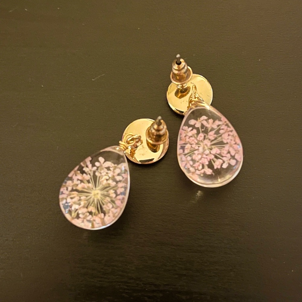 NWOT- beautiful pink flower resin earrings - Picture 1 of 2